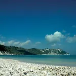Ξενοδοχείο Emilia 4*
