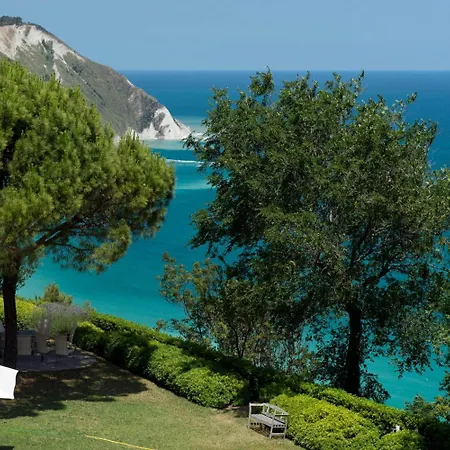 Otel Emilia 4*